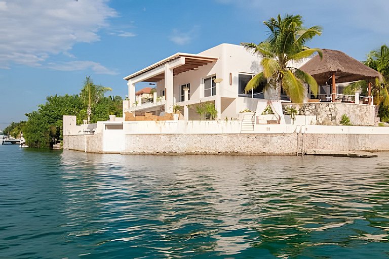 Casa La Torre, Luxury private waterfront villa