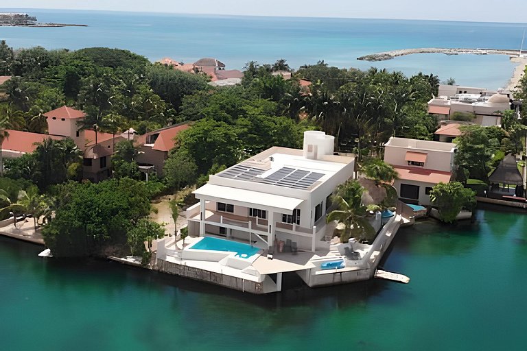 Casa La Torre, Luxury private waterfront villa