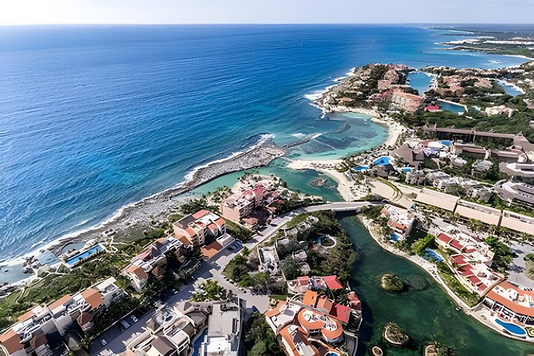 Bay Blue, 2BR on the Lagoon, next to the beach.