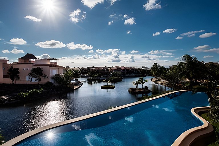 Bay Blue, 2BR on the Lagoon, next to the beach.