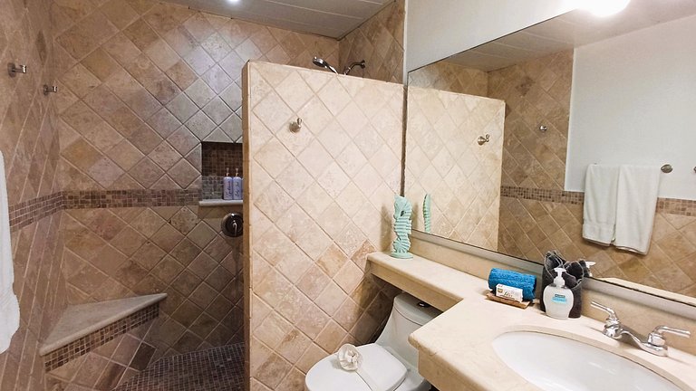 Bay Blue, 2BR on the Lagoon, next to the beach.