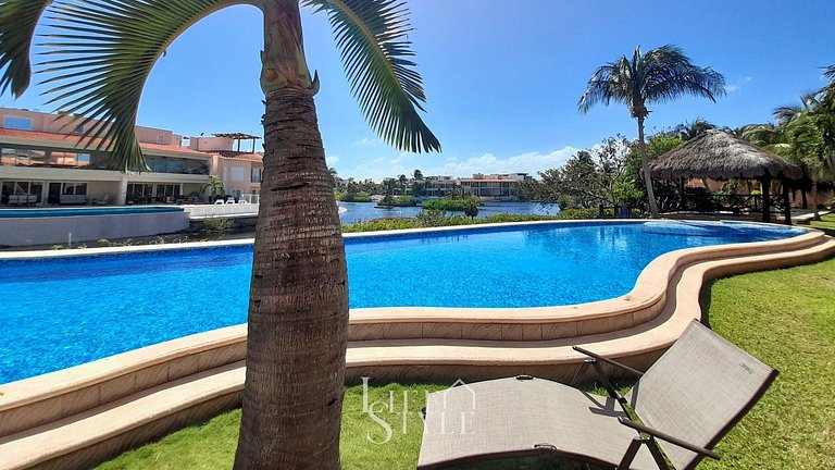 Bay Blue, 2BR on the Lagoon, next to the beach.