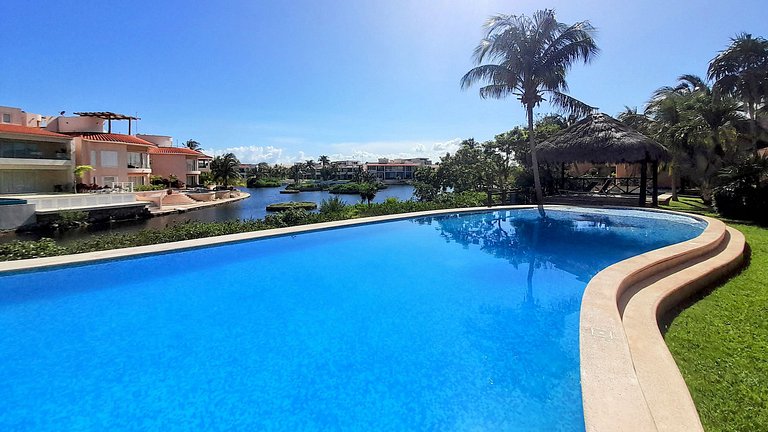 Bay Blue, 2BR on the Lagoon, next to the beach.