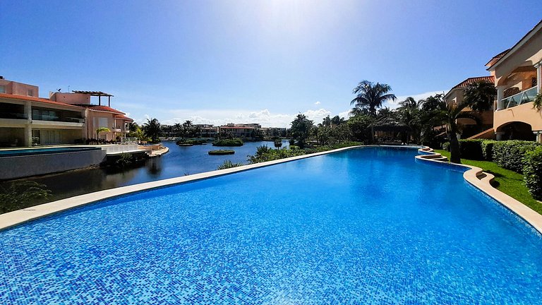 Bay Blue, 2BR on the Lagoon, next to the beach.