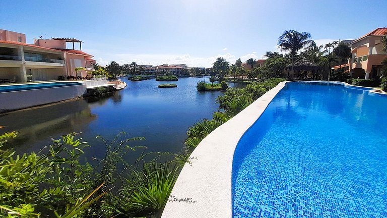 Bay Blue, 2BR on the Lagoon, next to the beach.