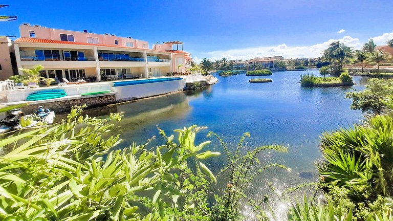Bay Blue, 2BR on the Lagoon, next to the beach.