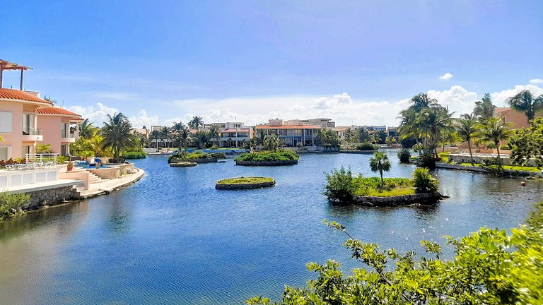 Bay Blue, 2BR on the Lagoon, next to the beach.