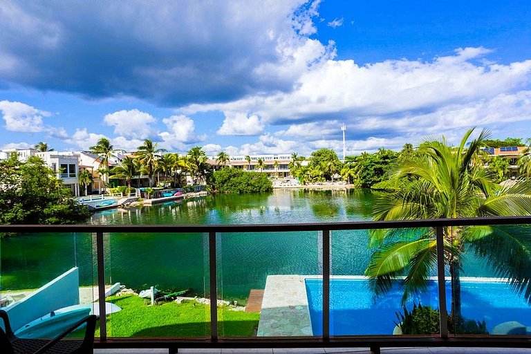 Gorgeous 3 Bd on Lagoon and only 250 ft from beach