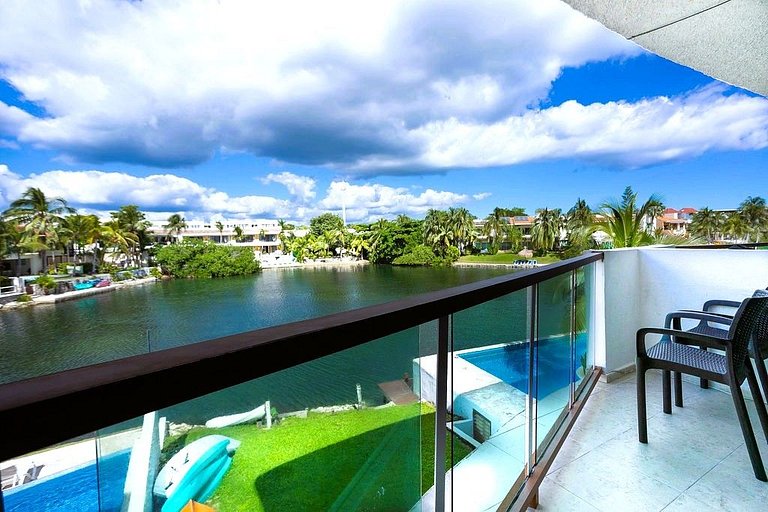 Gorgeous 3 Bd on Lagoon and only 250 ft from beach