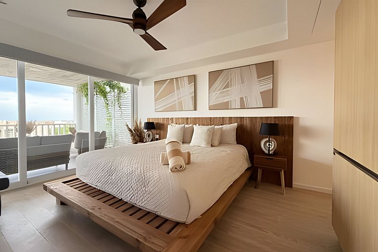 Luxury penthouse with stunning views of the marina