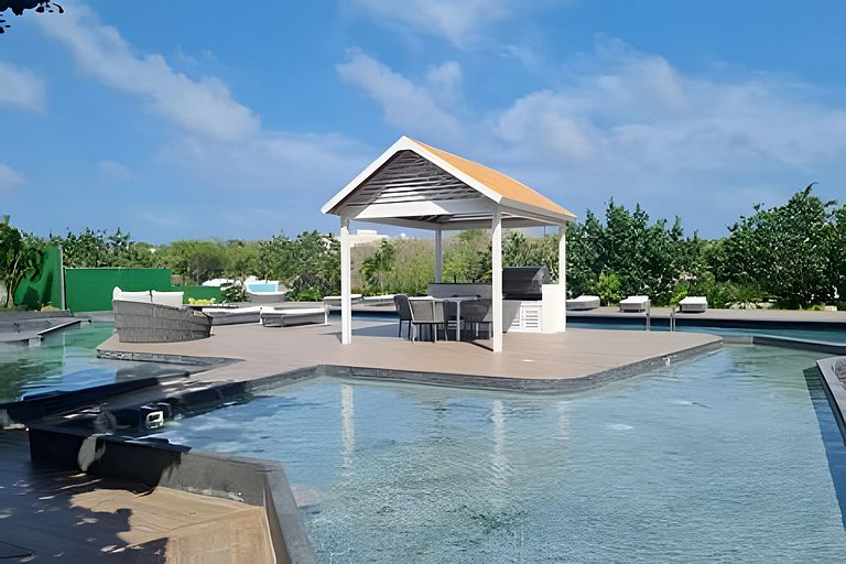 Luxury penthouse with stunning views of the marina