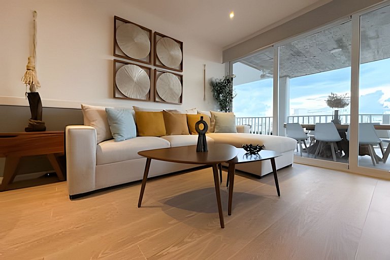 Luxury penthouse with stunning views of the marina