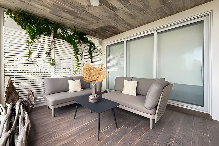 Luxury penthouse with stunning views of the marina