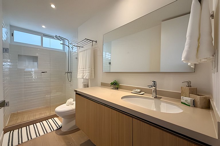 Luxury penthouse with stunning views of the marina