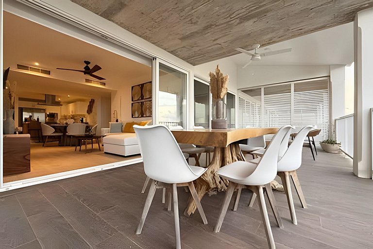 Luxury penthouse with stunning views of the marina