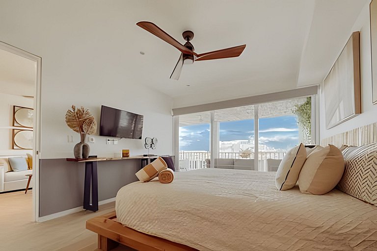 Luxury penthouse with stunning views of the marina