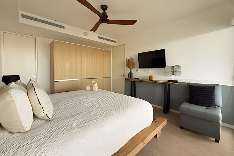 Luxury penthouse with stunning views of the marina