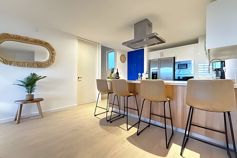 Luxury penthouse with stunning views of the marina