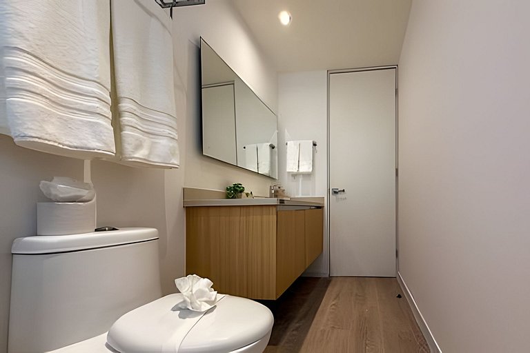 Luxury penthouse with stunning views of the marina