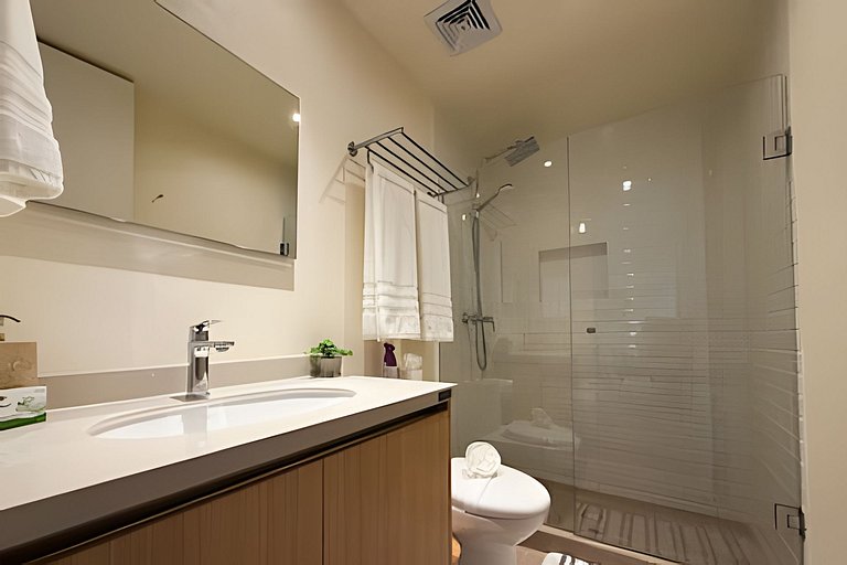 Luxury penthouse with stunning views of the marina