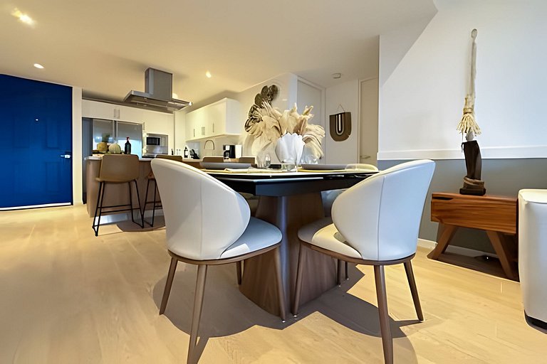 Luxury penthouse with stunning views of the marina