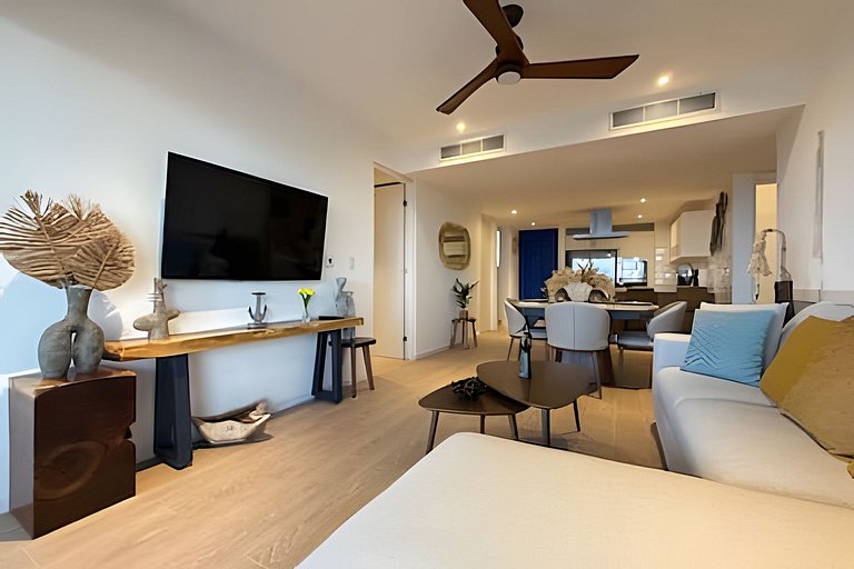 Luxury penthouse with stunning views of the marina