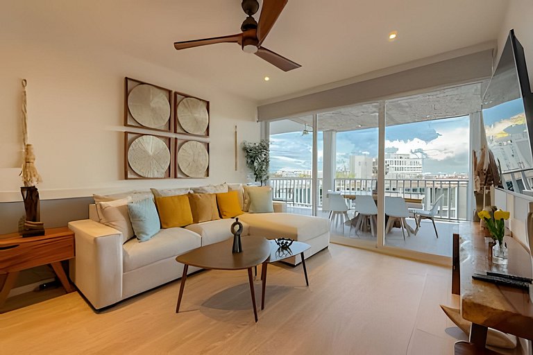 Luxury penthouse with stunning views of the marina