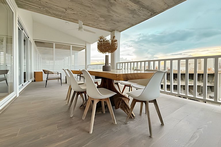 Luxury penthouse with stunning views of the marina