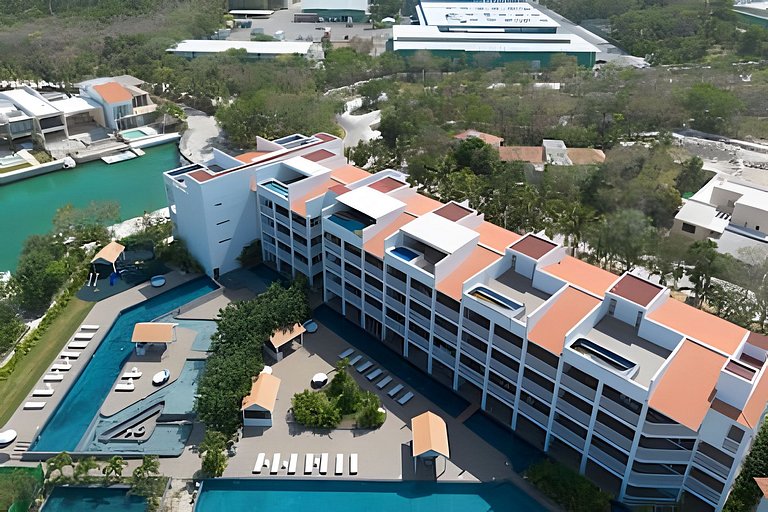 Luxury penthouse with stunning views of the marina