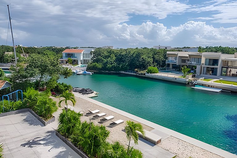 Luxury penthouse with stunning views of the marina