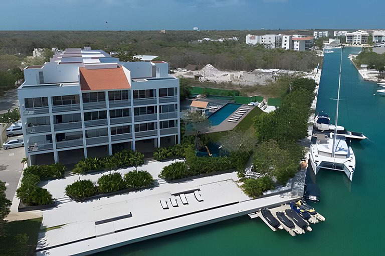 Luxury penthouse with stunning views of the marina