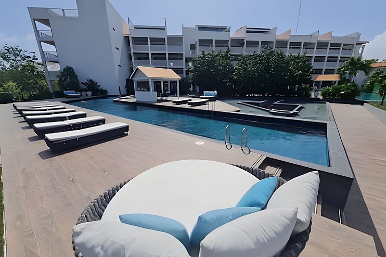 Luxury penthouse with stunning views of the marina