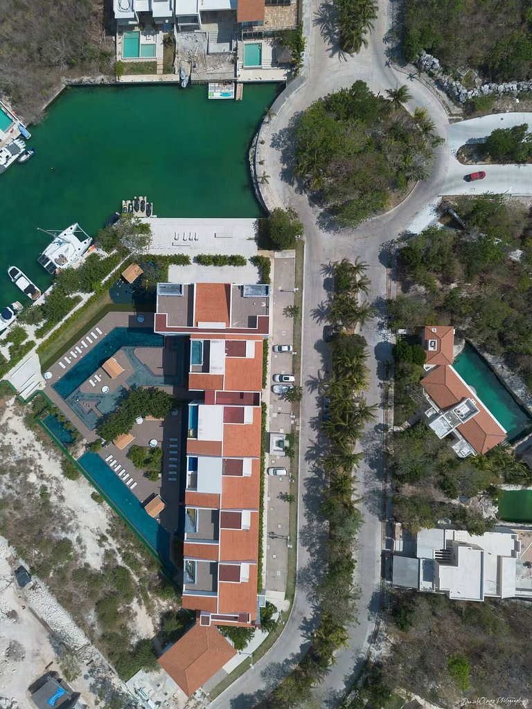 Luxury penthouse with stunning views of the marina