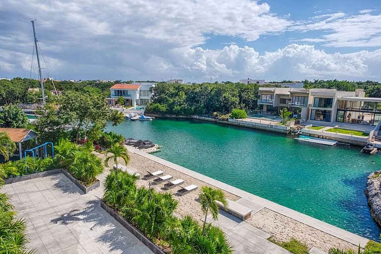 Luxury penthouse with stunning views of the marina